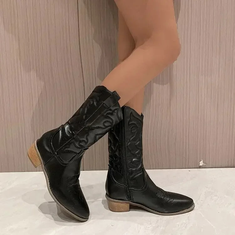 Trendy cowboystøvler for kvinner. Fargerik westernstil med spiss tå og stabil hæl for fashion fremover.
