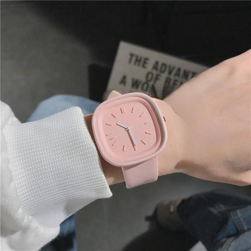 Elegant pastell dameklokke, tidløs design for kvinner. Fargerikt armbåndsur som motetilbehør.