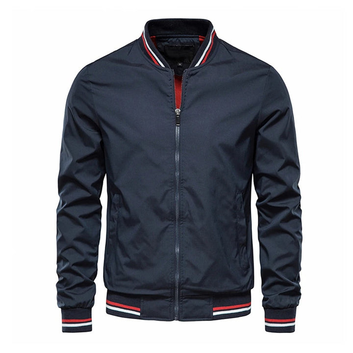 Bilde av ryggen på en menns slim fit bomberjakke i tidløs design, egnet som trendy ytterjakke.