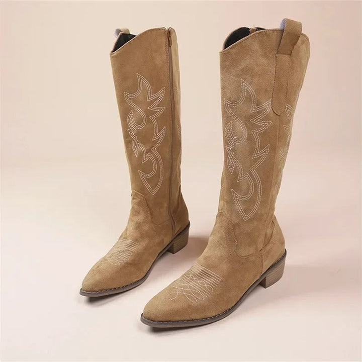 Nærbilde av broderte mønstre på stilige cowboystøvler, fremhever unikt håndverk og western sjarm.