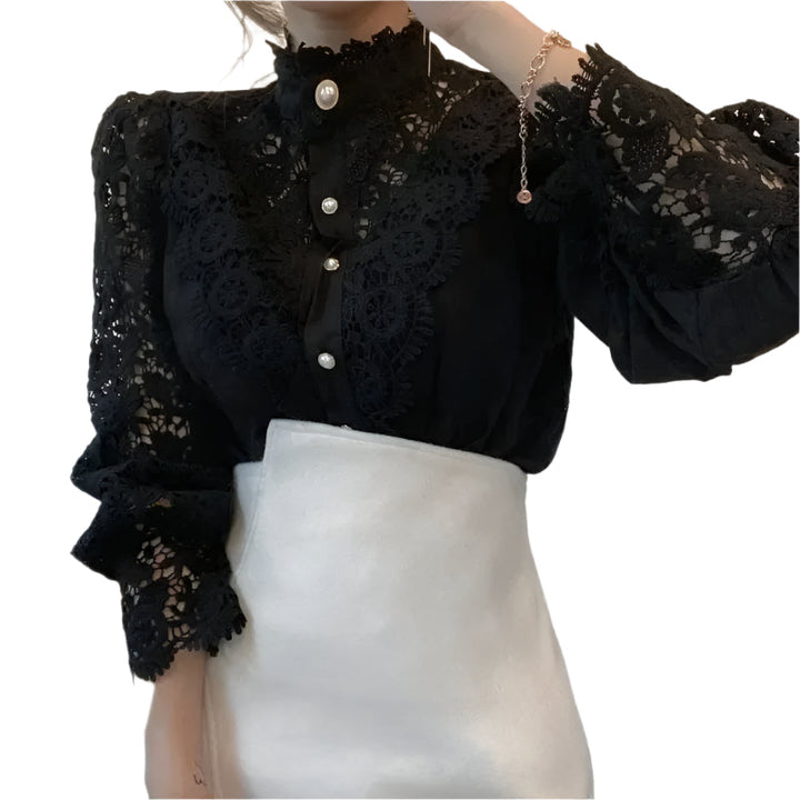 Moteriktig langermet dameblondebluse med ståkrage, perfekt for et elegant uttrykk.