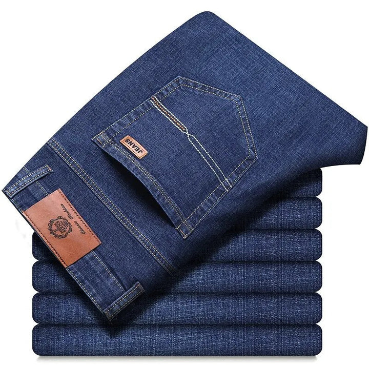 Svarte slim fit denimjeans for menn. Holdbar og komfortabel fritidsbukse med klassisk stil.