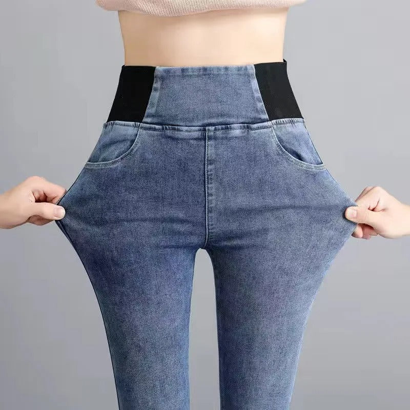 Stilige blå denimbukser med høy midje for kvinner. Tidløse jeans som passer til mange antrekk, en garderobeklassiker.