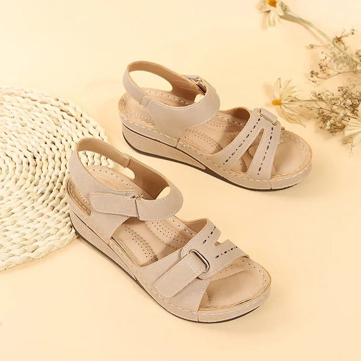 Fritidssko: Trendy kvinner chunky plattform sandaler, lett å matche med sommerantrekk.