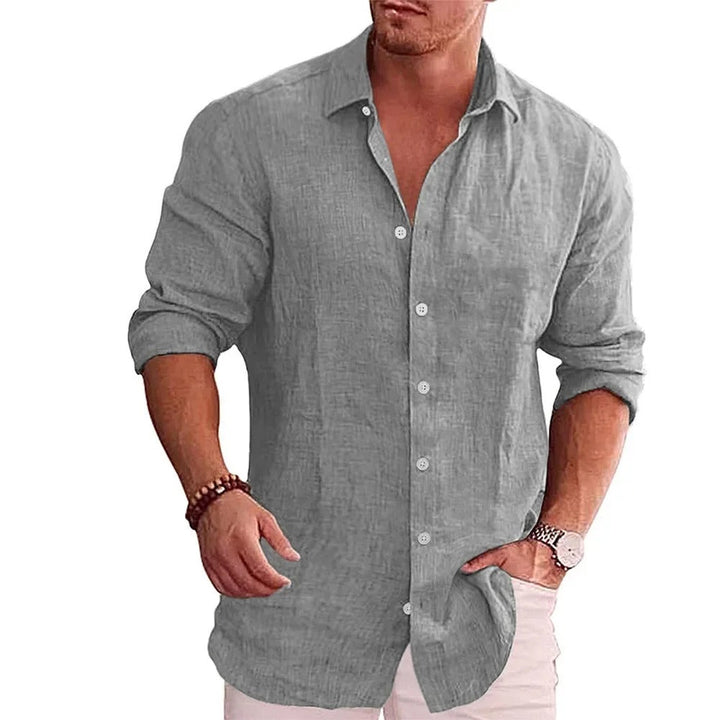 Detalj av menns poloskjorte, fremhever knappekragen og det myke stoffet for en stilren og komfortabel look.