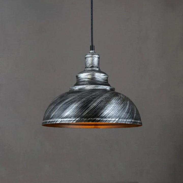 Robust pendellampe i industriell stil. Vintage sort metallamper for hjem, stue og spisestue. Tøff belysning.