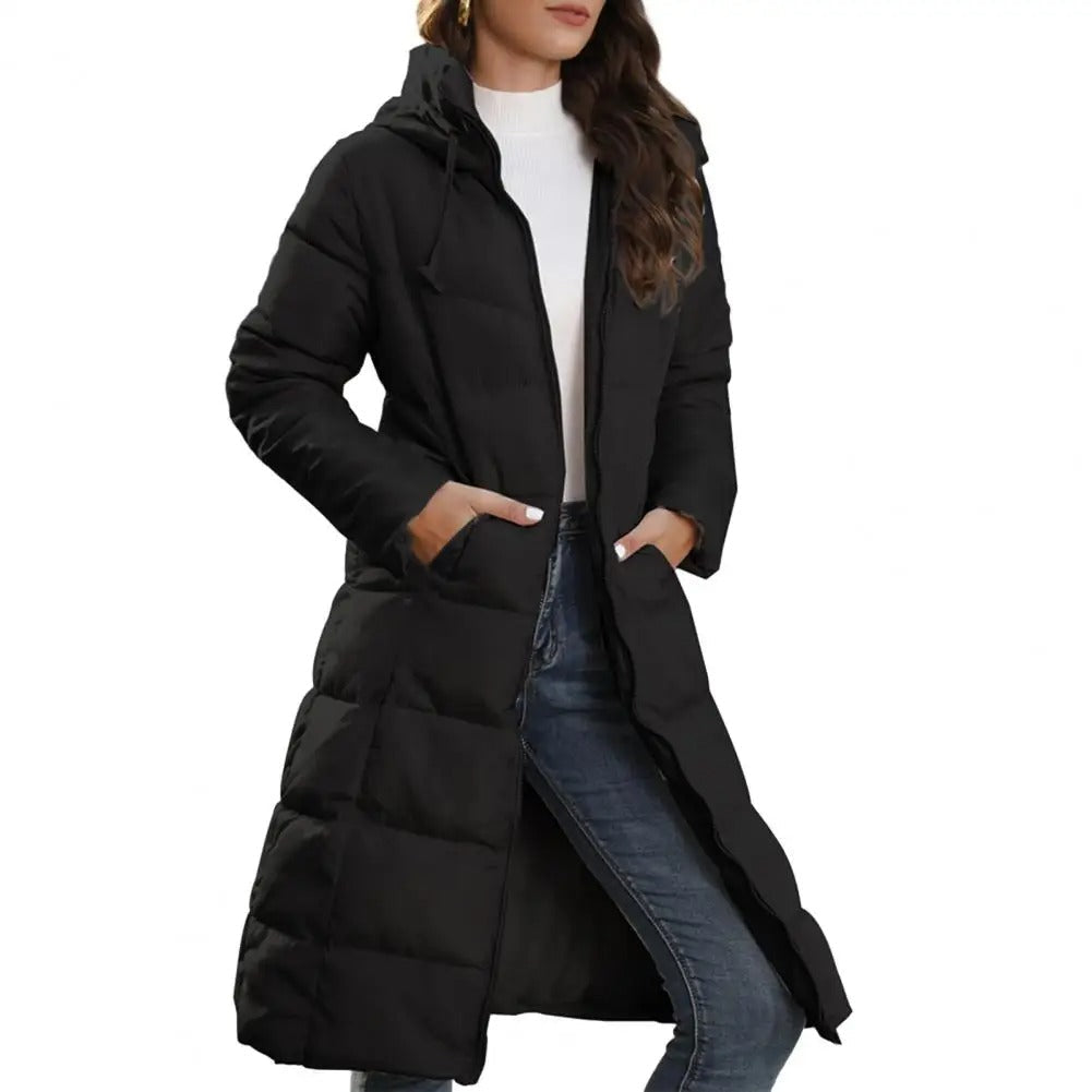 Elegant rød hetteparka til dame, polstret for optimal varme. En trendy vinterjakke for kalde dager.