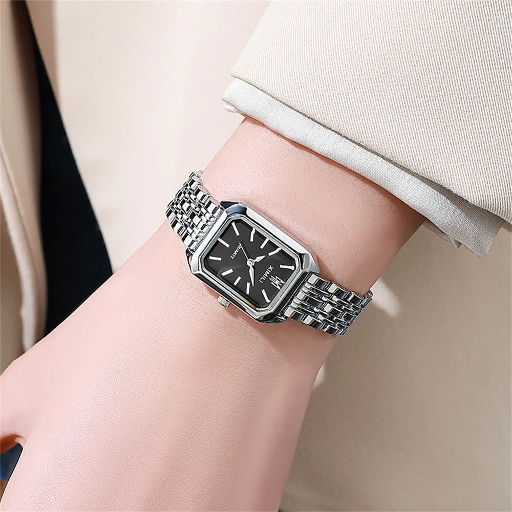 Luksus dameklokke, firkantet design i gull og sølv. Elegant kvarts armbåndsur for kvinner og mote.