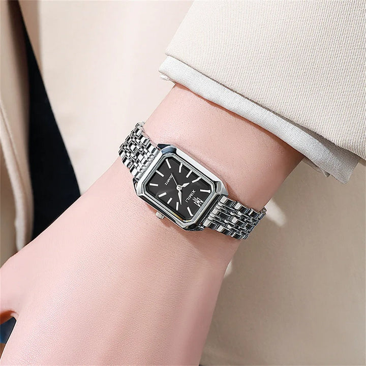 Luksus dameklokke, firkantet design i gull og sølv. Elegant kvarts armbåndsur for kvinner og mote.