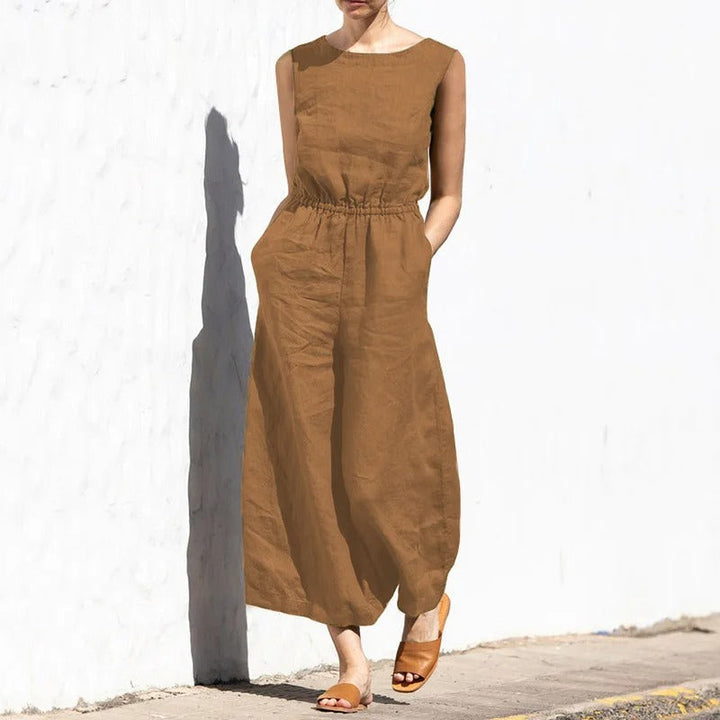 Ermeløs jumpsuit til dame med høy midje, vide ben og praktiske lommer. Elegant og funksjonell.