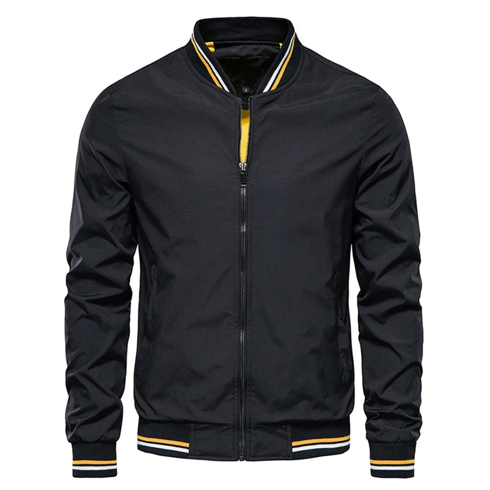 Stilig slimfit herre bomberjakke for casual bruk, med glidelås og komfortabel passform.