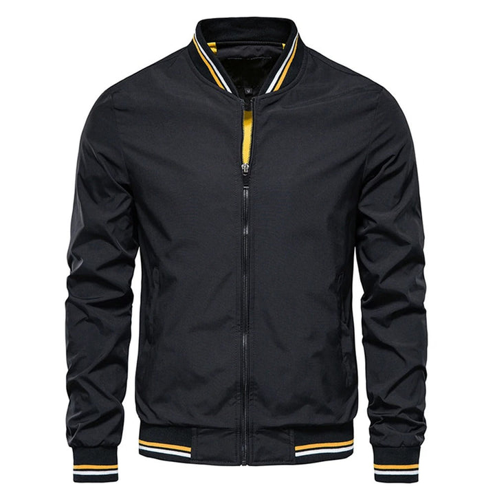 Stilig slimfit herre bomberjakke for casual bruk, med glidelås og komfortabel passform.