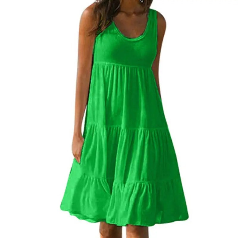 Kvinner bodycon kjole med høy splitt og åpen rygg. Elegant ermeløs festkjole i minimalistisk stil.
