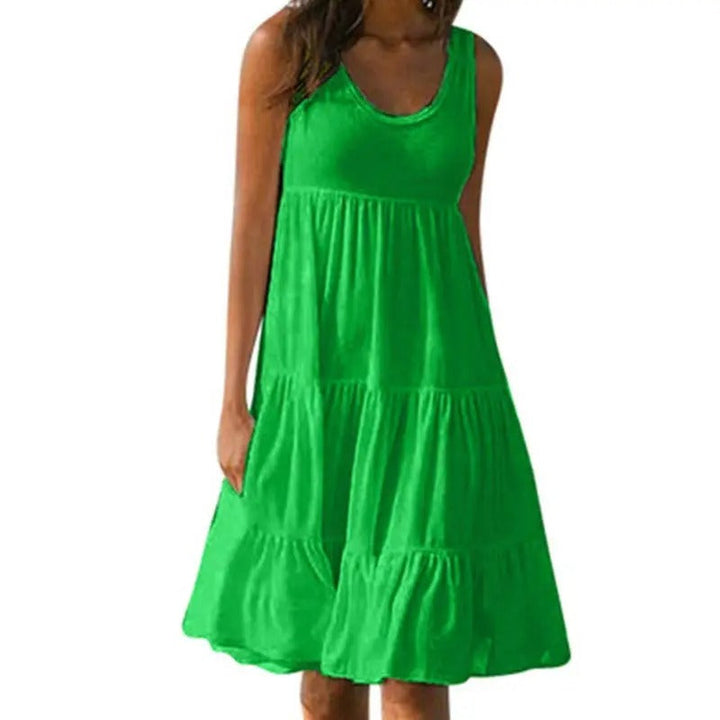 Kvinner bodycon kjole med høy splitt og åpen rygg. Elegant ermeløs festkjole i minimalistisk stil.
