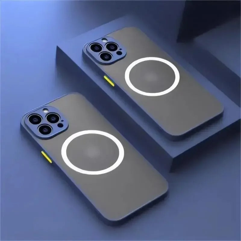 Detalj av MagSafe ring på matt iPhone deksel. Sikrer rask og stabil trådløs lading med magnetisk festing.