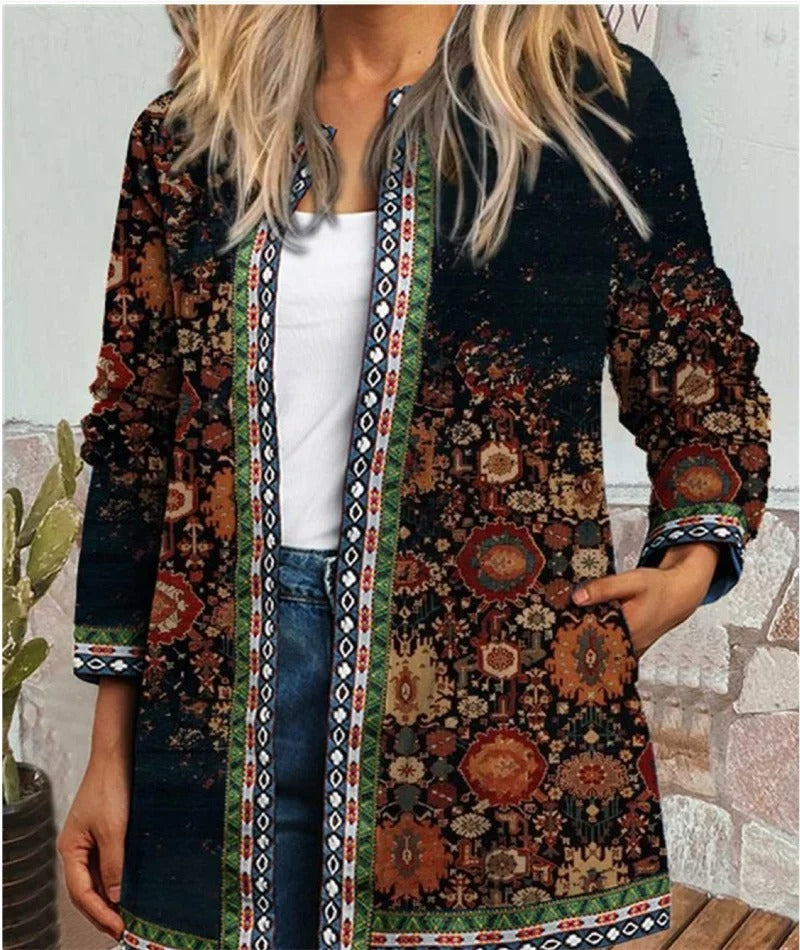Unik etnisk mønstret damecardigan. Flerfarget og komfortabel høstjakke for en casual og personlig stil.
