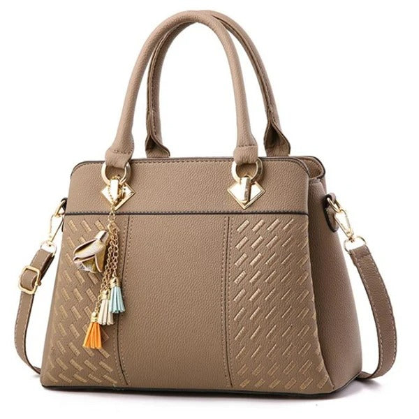 Svart luksus crossbody-veske med intrikat broderi og stilfull dusk. Romslig skulderveske for kvinner.