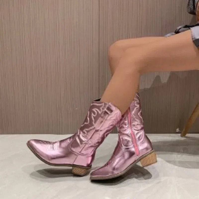 Detaljert bilde av fargerike retro cowboystøvler. Perfekte mid-legg damesko i vintage westernstil.