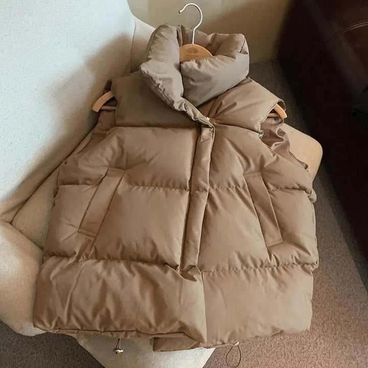 Hvit varm vintervest for damer. Stilfull og trendy ermeløs vest, perfekt for lag-på-lag og fritidsbruk.
