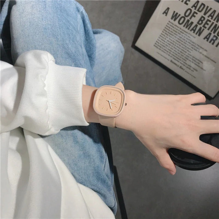Pastell armbåndsur for kvinner. Komfortabelt, tidløst og minimalistisk design.