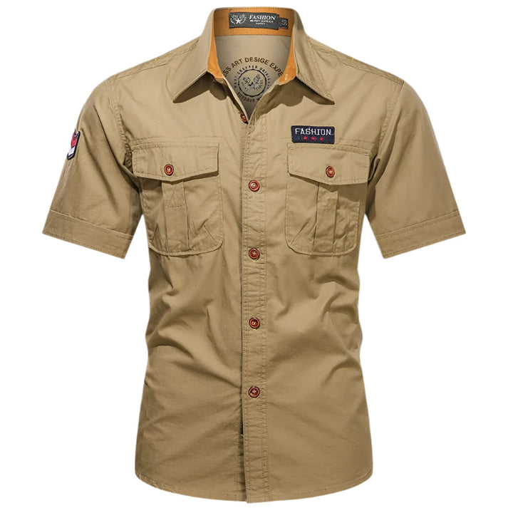 Klassisk arbeidsskjorte for menn i marine, kortermet design med to lommer. Ideell for sommer.