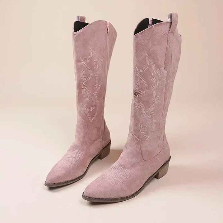 Stilige dame cowboystøvler med trendy spiss tå, detaljert broderi og komfortabel tykk hæl, western mote.