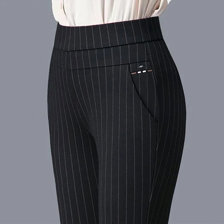 Komfortable slim fit damebukser i svart, varme og trendy for høst/vinter.