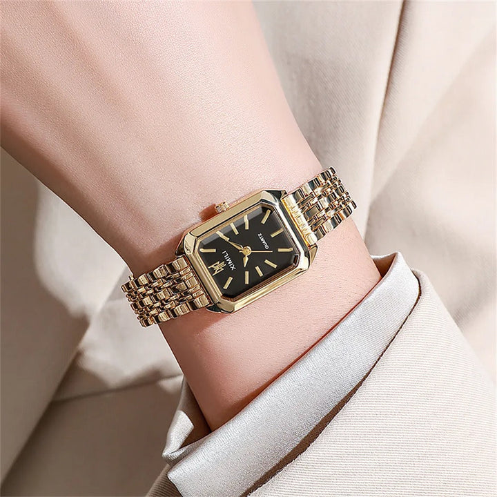Gull- og sølvklokke for kvinner. Firkantet luksus armbåndsur, perfekt elegant tilbehør for mote.