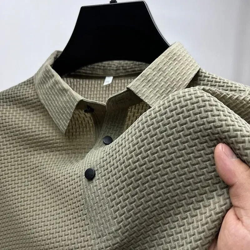 Stilig herre poloskjorte, perfekt for business casual. Kort erme gir kjølig komfort og et moderne utseende.