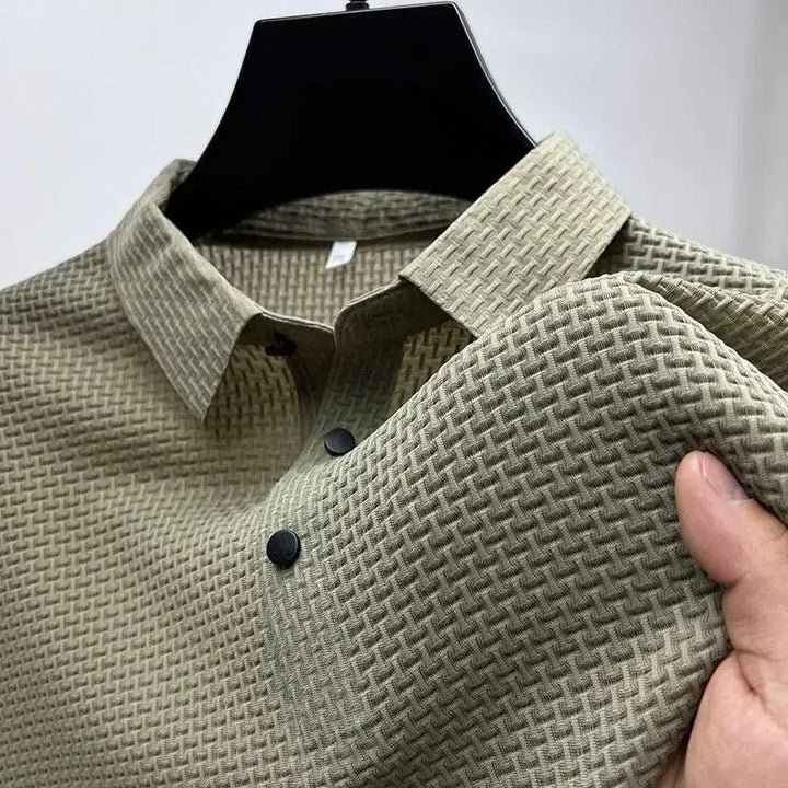 Stilig herre poloskjorte, perfekt for business casual. Kort erme gir kjølig komfort og et moderne utseende.
