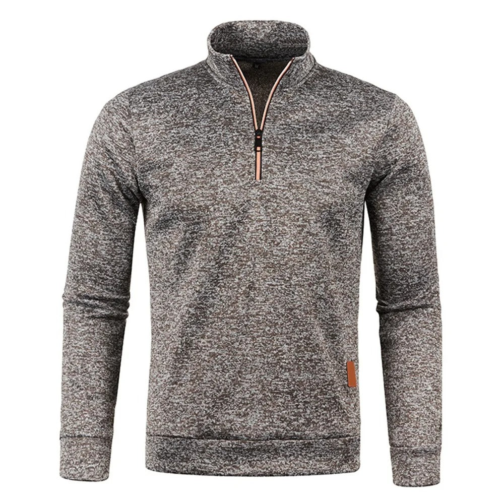 Modell i herrepullover med halv glidelås. Viser komfort og stil i denne glidelåsgenseren for menn.