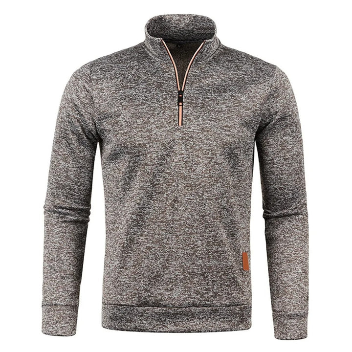 Modell i herrepullover med halv glidelås. Viser komfort og stil i denne glidelåsgenseren for menn.