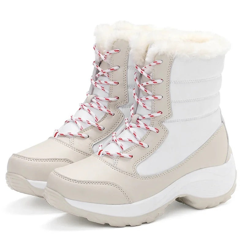 Kvinne går i dyp snø med komfortable, vanntette snøstøvler med kilehæl design.