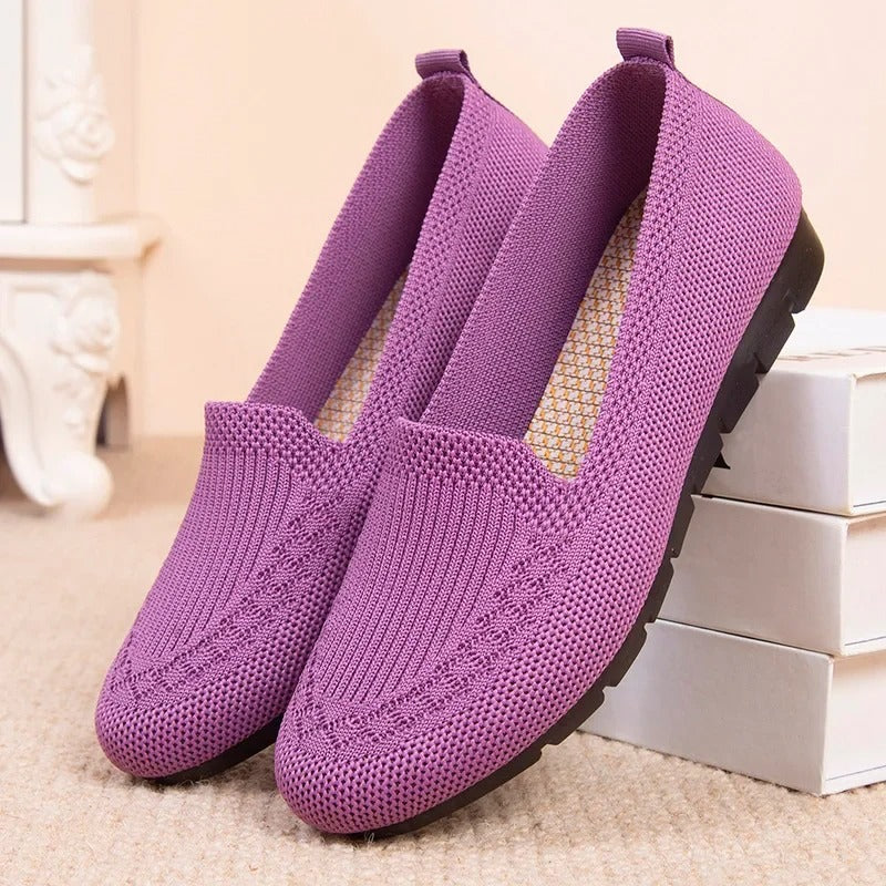 Ovenfra: Pustende slip-on loafers for kvinner i marineblått, perfekt for hverdagsbruk.