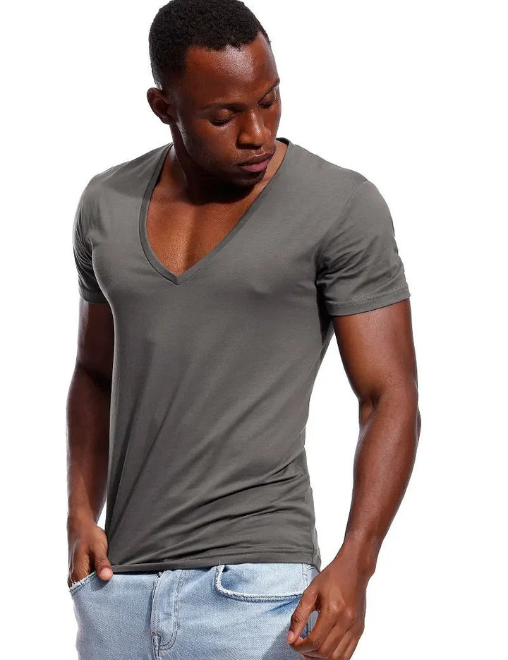 Myk og elastisk herre t-skjorte med dyp V-hals, slim fit for optimal komfort og bevegelsesfrihet.