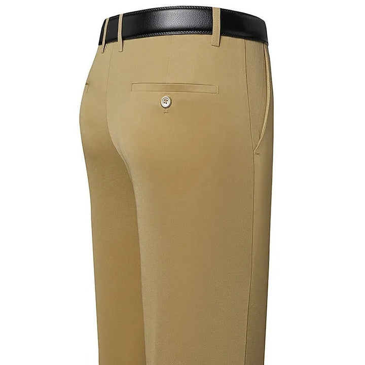 Grå løse rette bukser for menn. Elegante fritidsbukser med komfortabel elastisk linning og god passform.