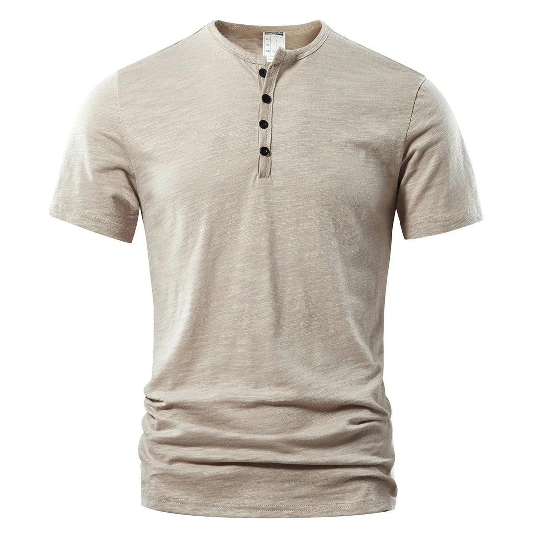 Uformell herre henley t-skjorte for hverdag og sommer. Kortermet design med pustende stoff.