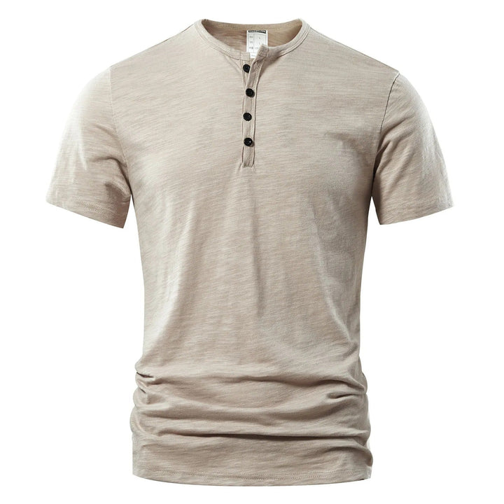 Uformell herre henley t-skjorte for hverdag og sommer. Kortermet design med pustende stoff.