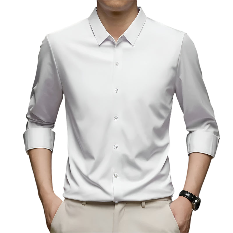 Mann iført en rynkefri dresskjorte i business casual stil. Perfekt passform for kontoret og møter.