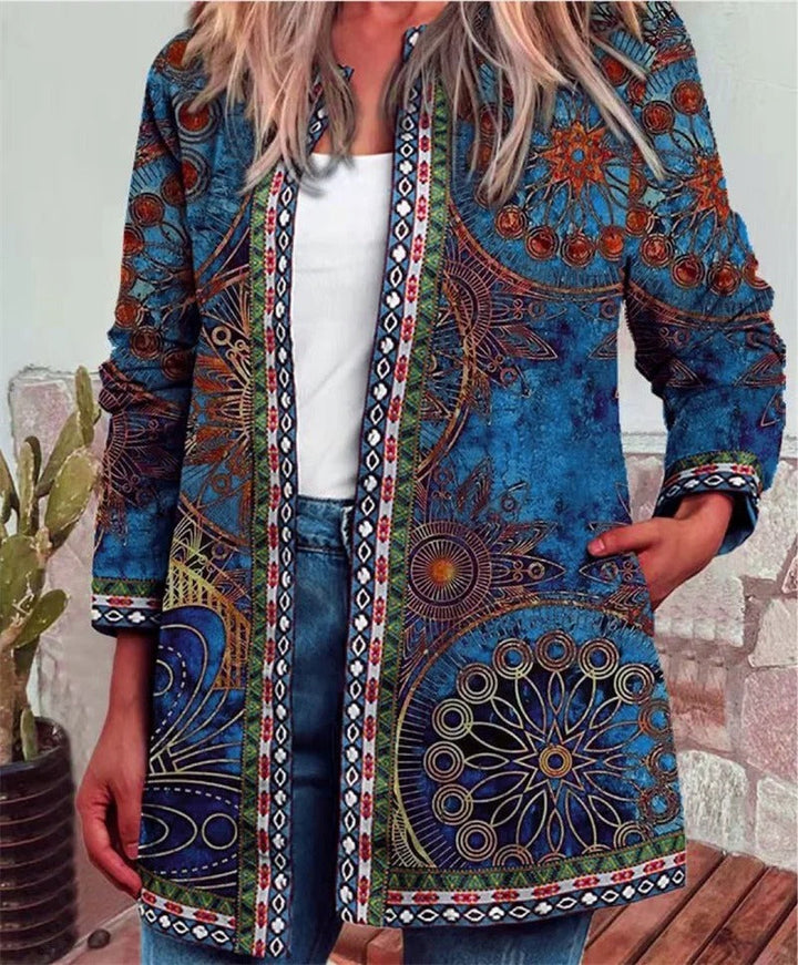 Komfortabel damecardigan med etnisk mønster. Flerfarget høstjakke for casual stil og hverdagsbruk.