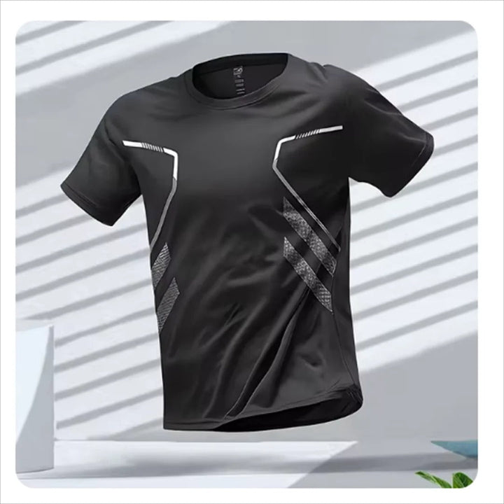 Mann løper i lett hurtigtørkende sports t-skjorte. Optimal for løping, trening og annen aktivitet.