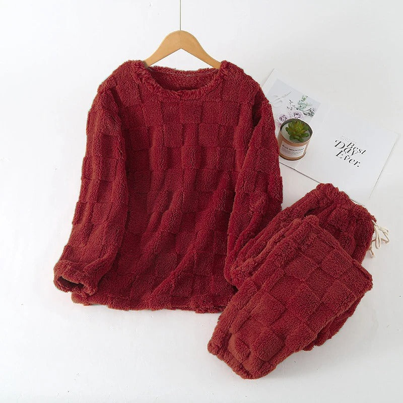 Komfortabelt rutete pyjamassett for kvinner, perfekt som varmt vinter nattøy og loungewear.