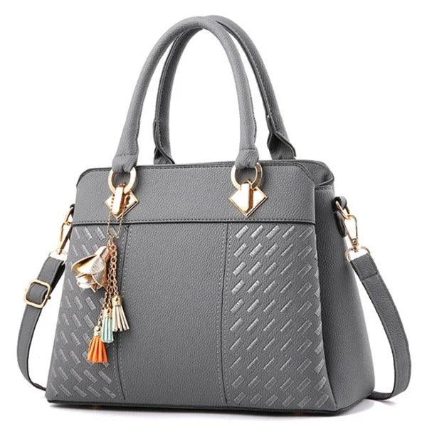 Romslig blå skulderveske for kvinner, elegant crossbody-stil, med dekorativ broderi og chic dusk.