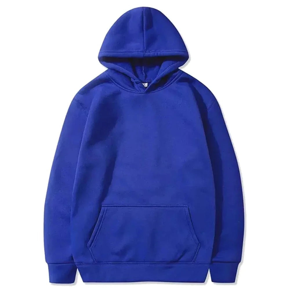 Avslappet kvinne i oversized hettegenser. Myk pullover for komfortabel fritid og trend i hverdagen.