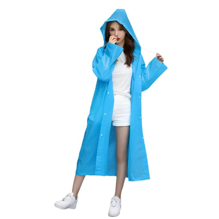 Person går i regn med stilfull unisex regnjakke og hette. Vanntett beskyttelse for urban pendling.