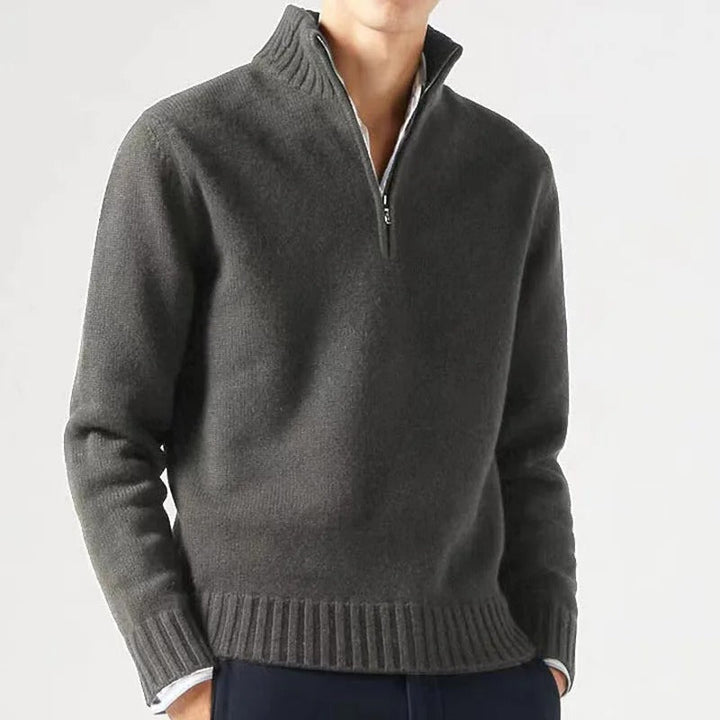 Beige herregenser med rullehals, perfekt for en avslappet, men stilfull look.
