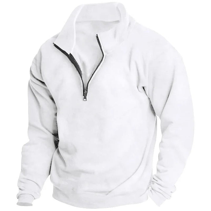 Mann iført komfortabel langermet sweatshirt med halv glidelås. Casual og aktiv stil.