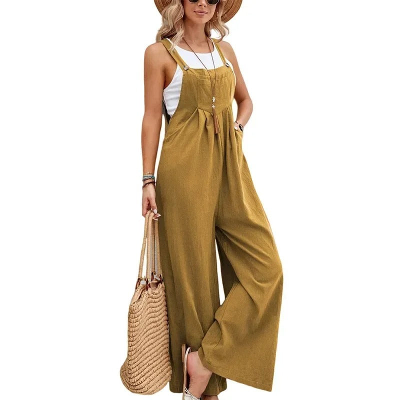 Kvinne i bevegelse med baggy bib jumpsuit, løs passform, vide ben, maksimal komfort og bevegelsesfrihet.