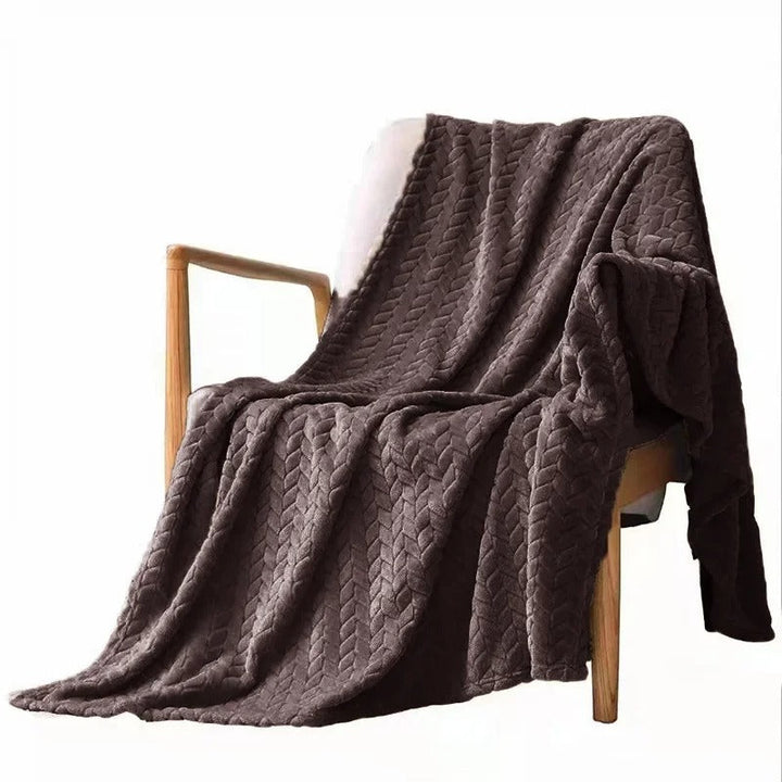 Mykt fleece pledd drapert over seng, gir varm komfort og stil til soverommet, perfekt for hvile.