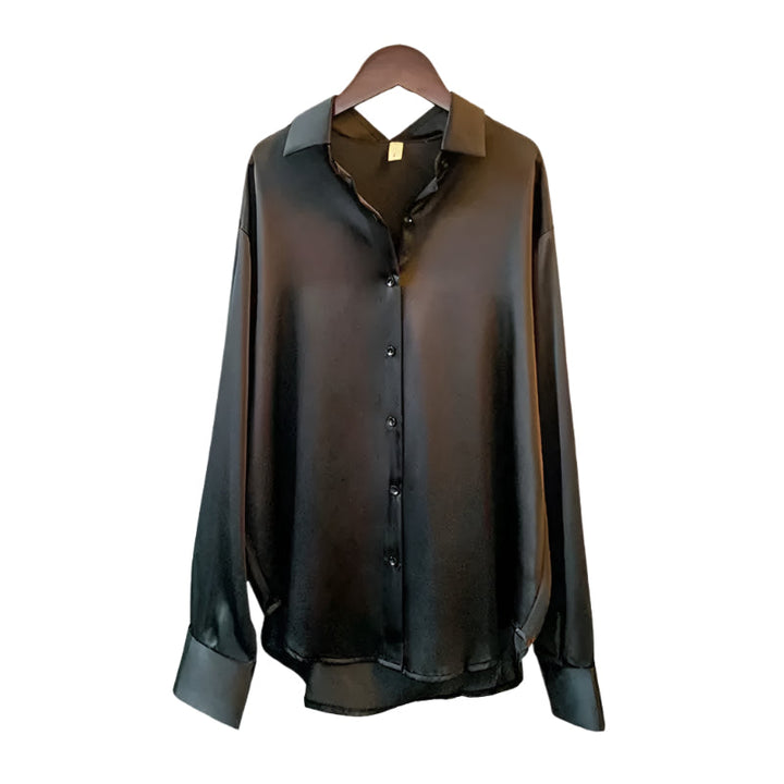 Damebluse med gjennomgående knapper og elegant reverskrage. En klassisk langermet bluse.